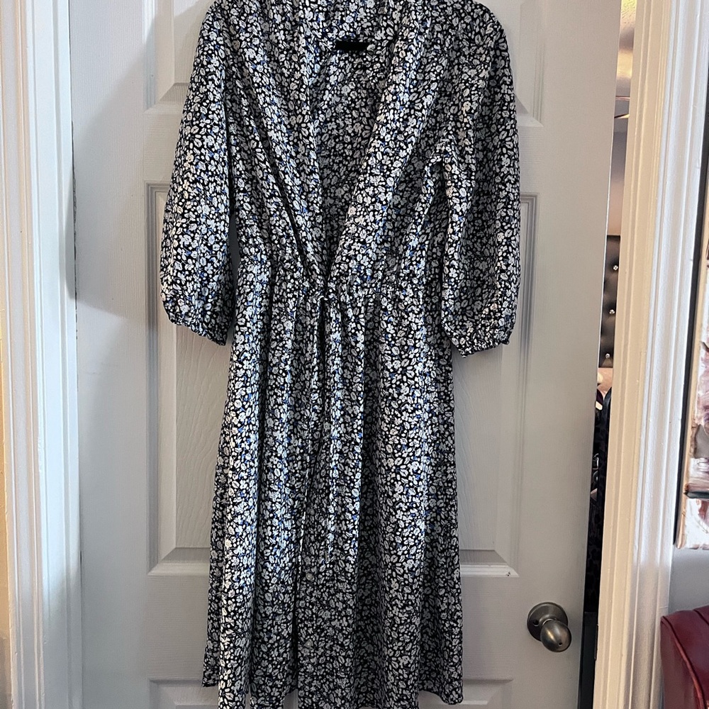 Gorgeous flower classy blue button up dress.